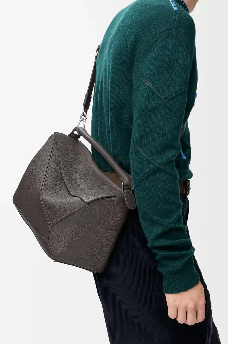 bolso puzzle grande en piel de becerro granulada flexible color gris oscuro