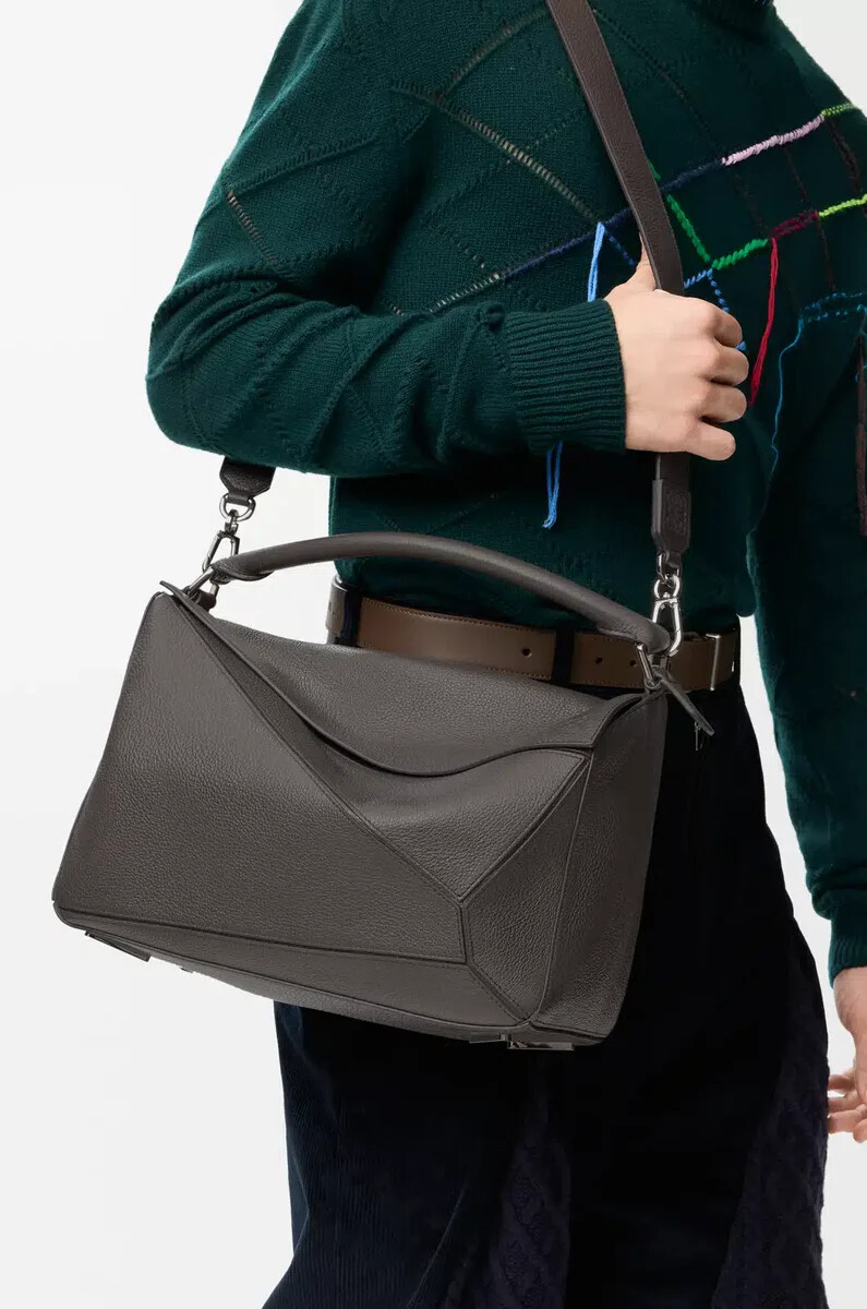 bolso puzzle grande en piel de becerro granulada flexible color gris oscuro