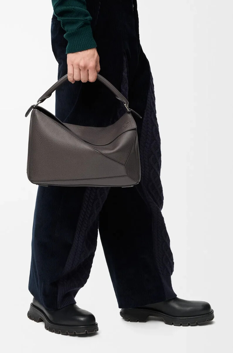bolso puzzle grande en piel de becerro granulada flexible color gris oscuro