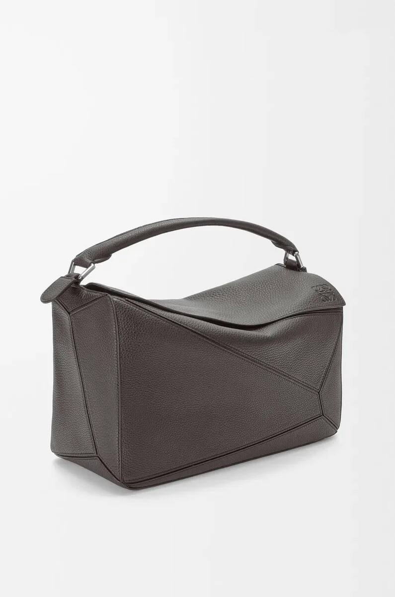 bolso puzzle grande en piel de becerro granulada flexible color gris oscuro