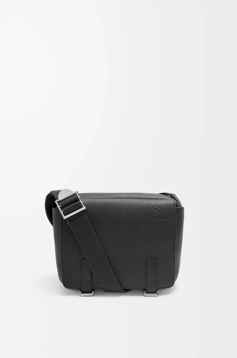 bolso bandolera militar xs en piel de becerro granulada suave negro