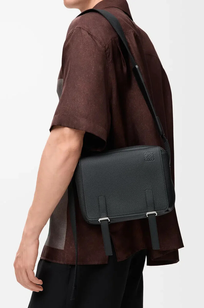 bolso bandolera militar xs en piel de becerro granulada suave negro