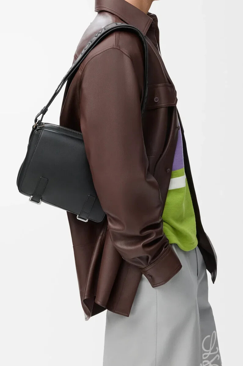 bolso bandolera militar xs en piel de becerro granulada suave negro