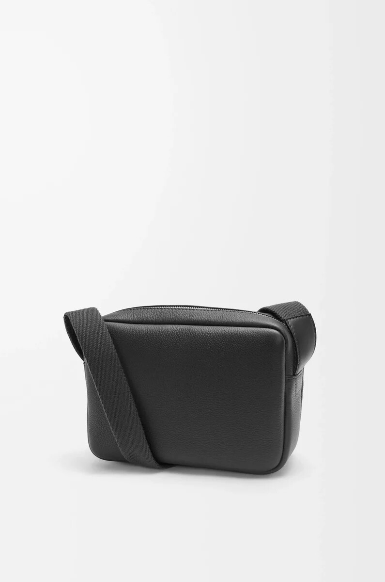 bolso bandolera militar xs en piel de becerro granulada suave negro