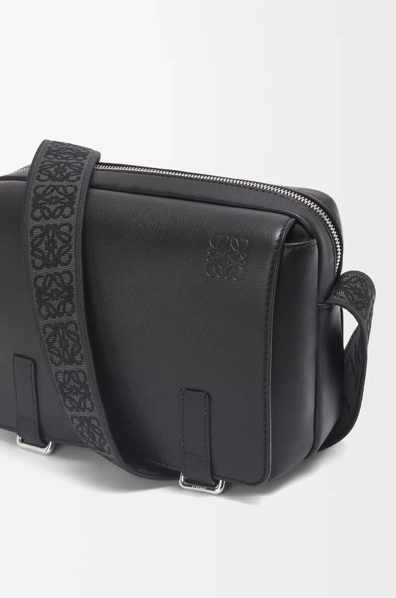 bolso bandolera militar xs de piel de becerro suave y flexible y jacquard negro