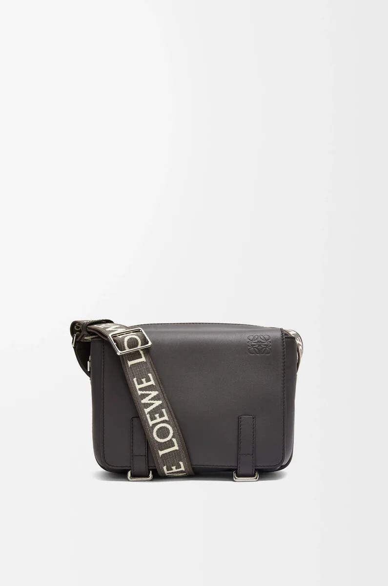 bolso bandolera militar xs de piel de becerro suave y flexible y jacquard gris oscuro