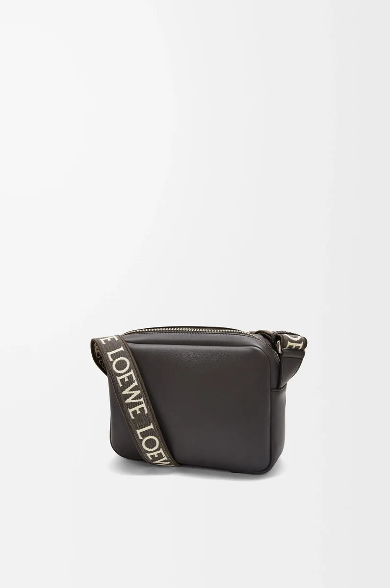bolso bandolera militar xs de piel de becerro suave y flexible y jacquard gris oscuro