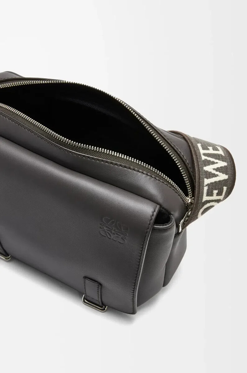 bolso bandolera militar xs de piel de becerro suave y flexible y jacquard gris oscuro