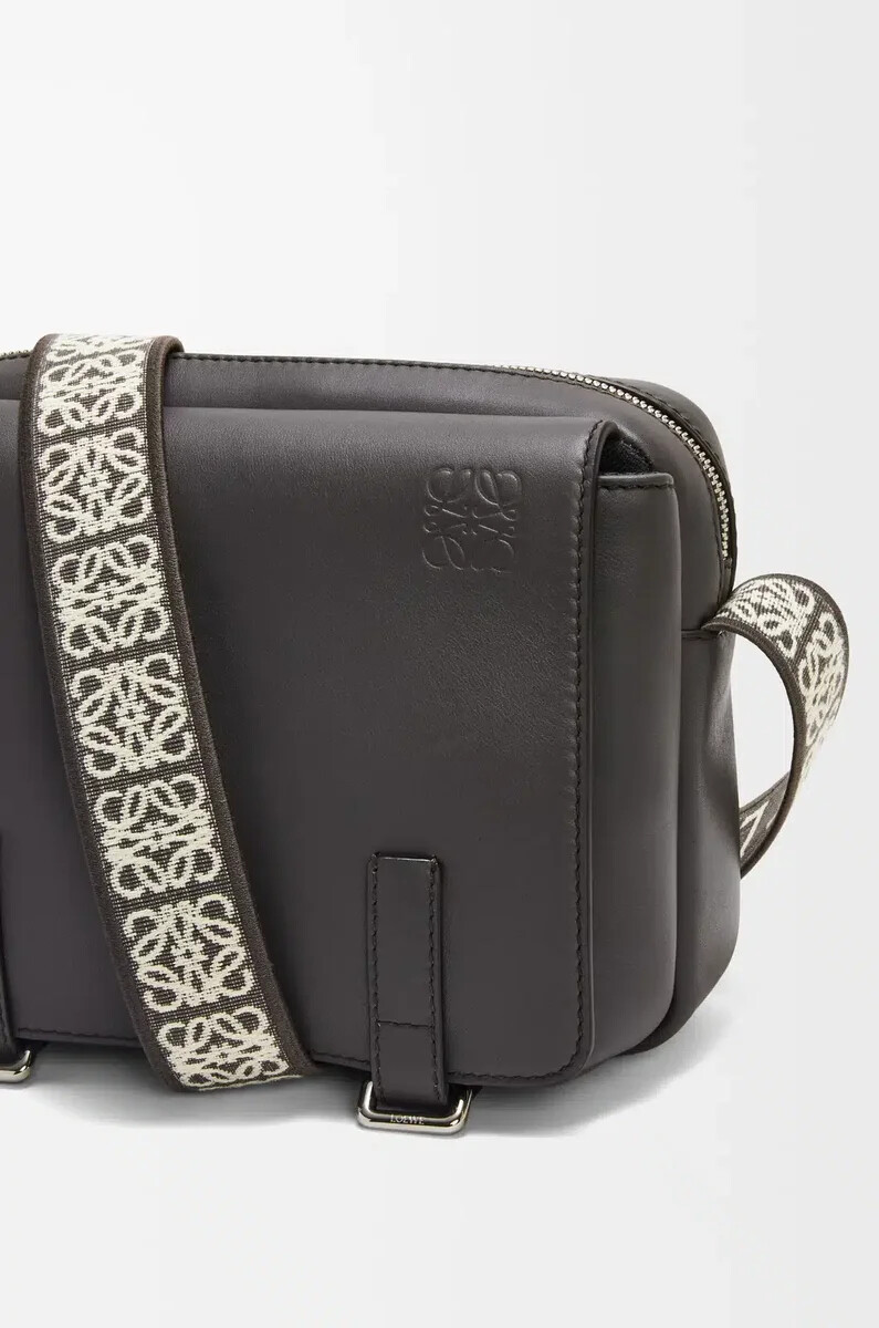bolso bandolera militar xs de piel de becerro suave y flexible y jacquard gris oscuro