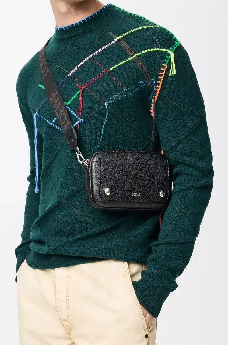 bolso bandolera pequeño pebble de piel de becerro granulada flexible color negro