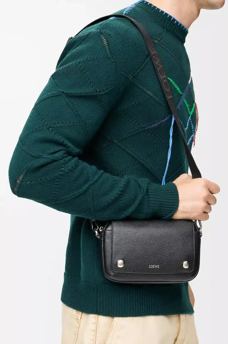 bolso bandolera pequeño pebble de piel de becerro granulada flexible color negro