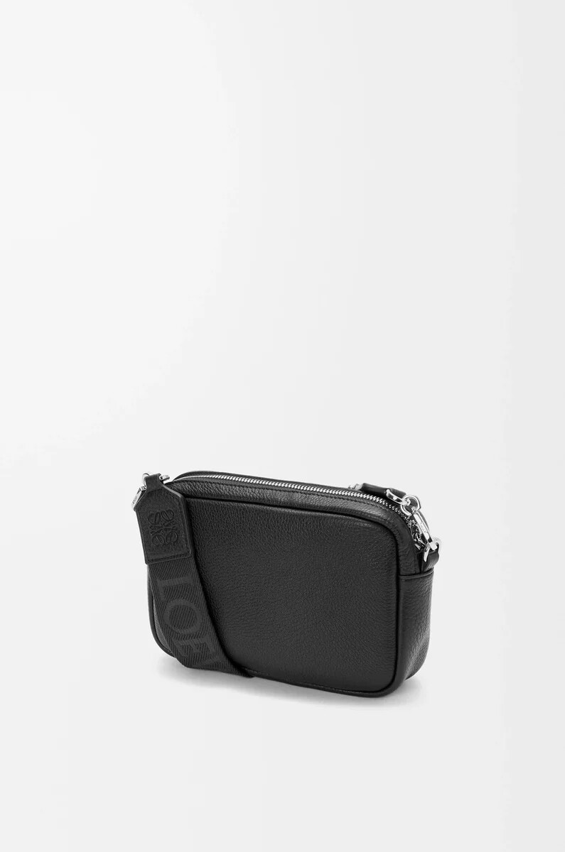 bolso bandolera pequeño pebble de piel de becerro granulada flexible color negro