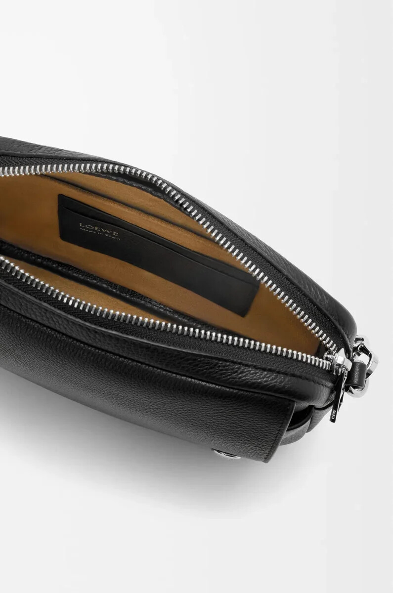 bolso bandolera pequeño pebble de piel de becerro granulada flexible color negro