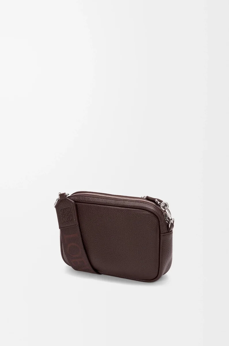 bolso bandolera pequeño pebble en piel de becerro granulada flexible color sangre de buey