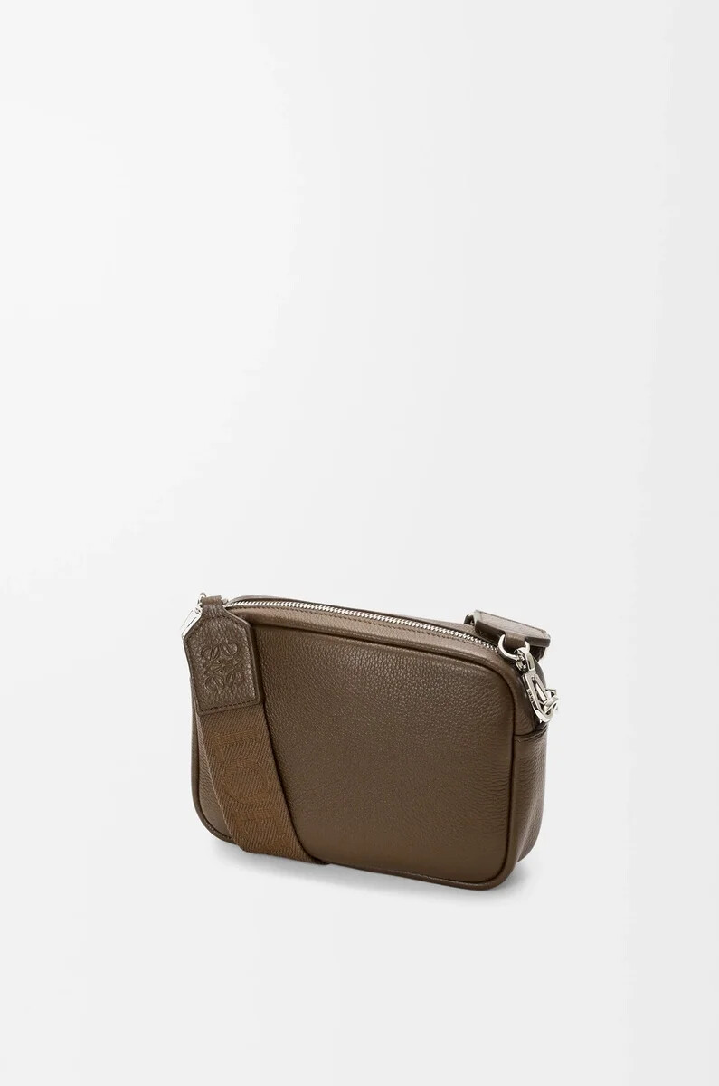 bolso bandolera pequeño pebble en piel de becerro granulada flexible tundra