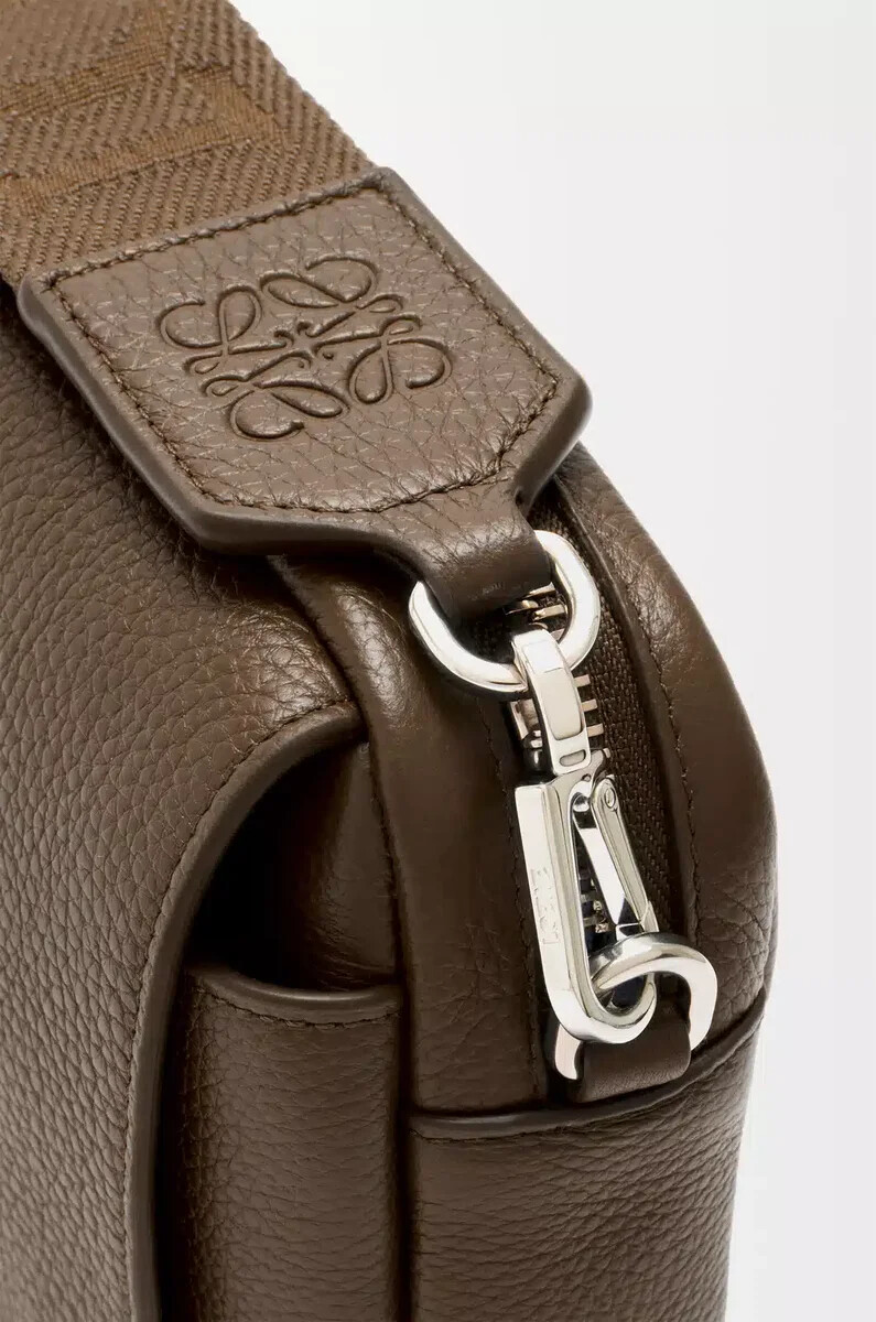 bolso bandolera pequeño pebble en piel de becerro granulada flexible tundra