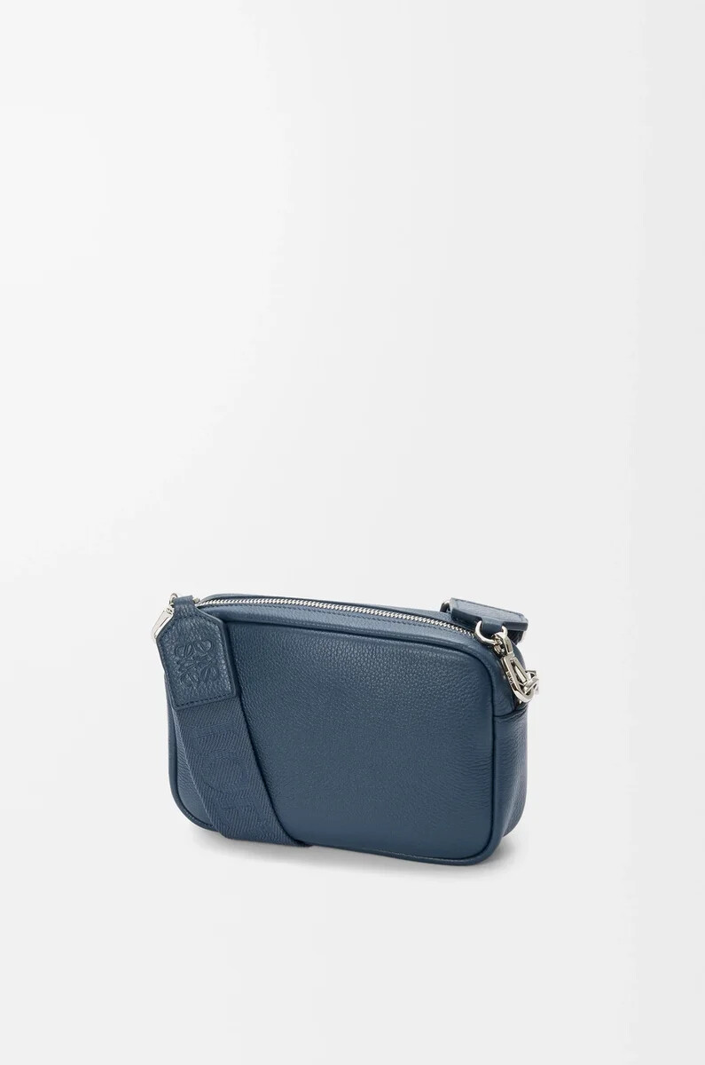 bolso bandolera pequeño pebble de piel de becerro granulada flexible teñido índigo