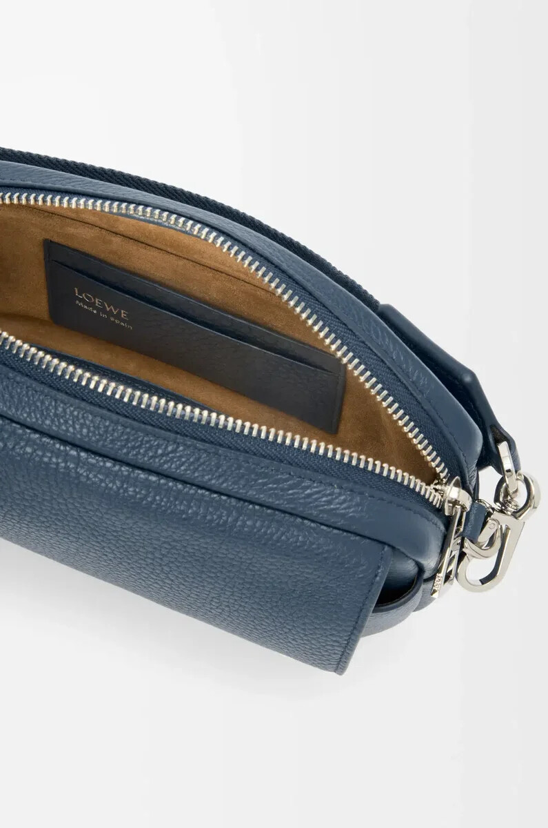 bolso bandolera pequeño pebble de piel de becerro granulada flexible teñido índigo
