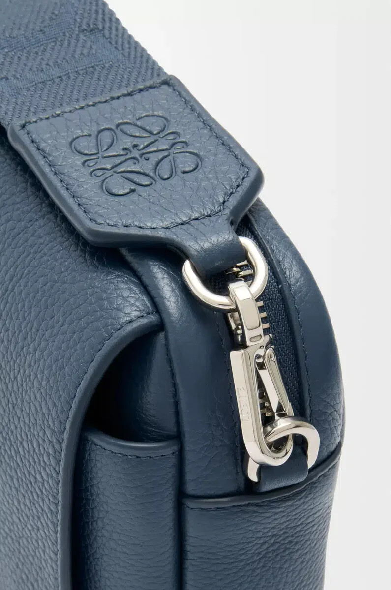 bolso bandolera pequeño pebble de piel de becerro granulada flexible teñido índigo