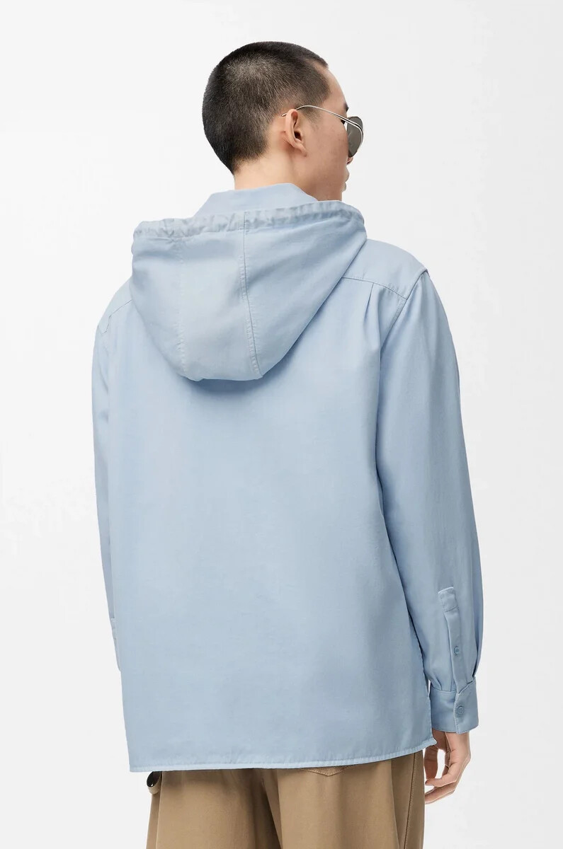 camisa con capucha de algodón azul claro