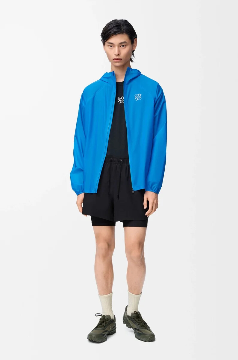 chaqueta ultra en tejido técnico azul