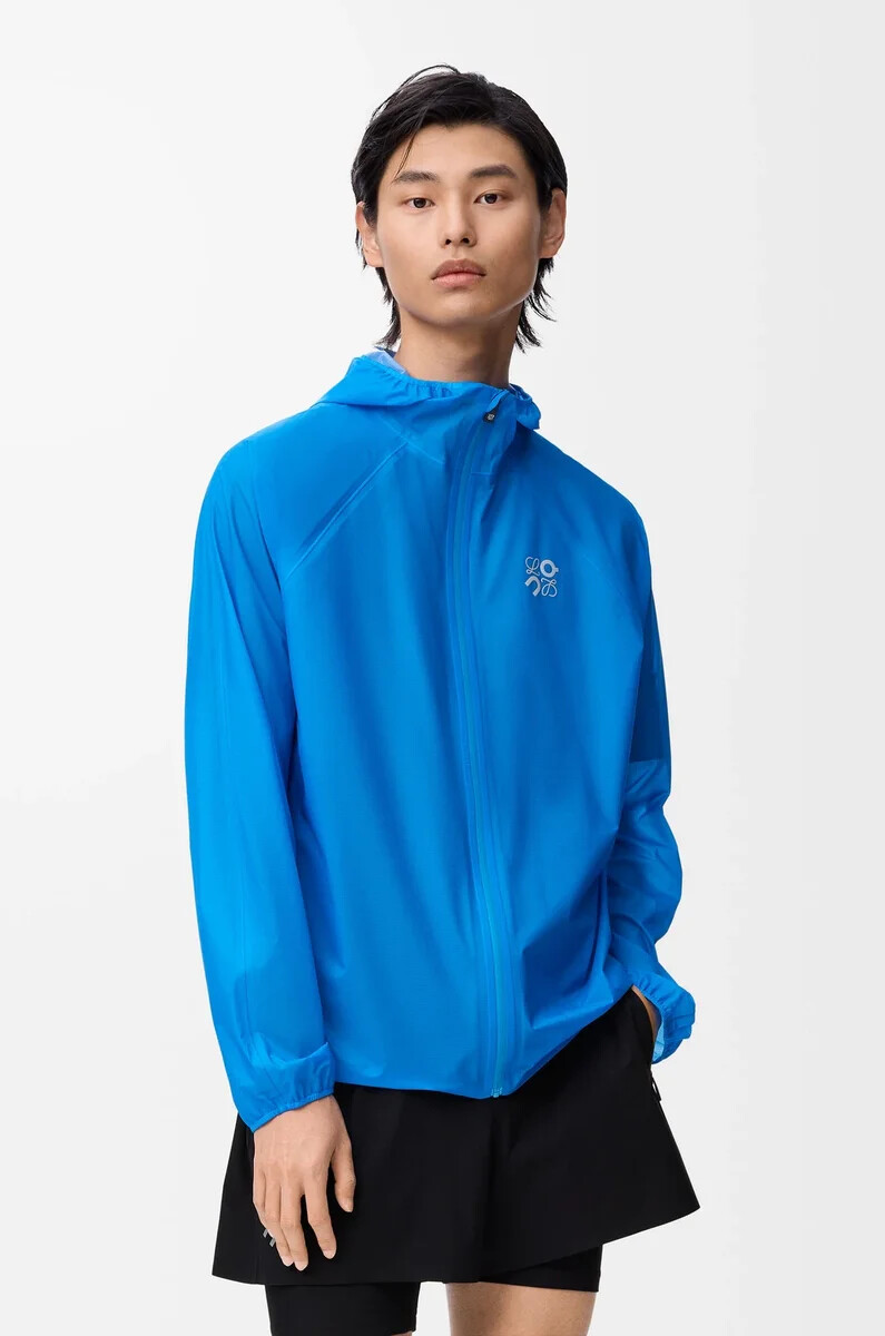 chaqueta ultra en tejido técnico azul