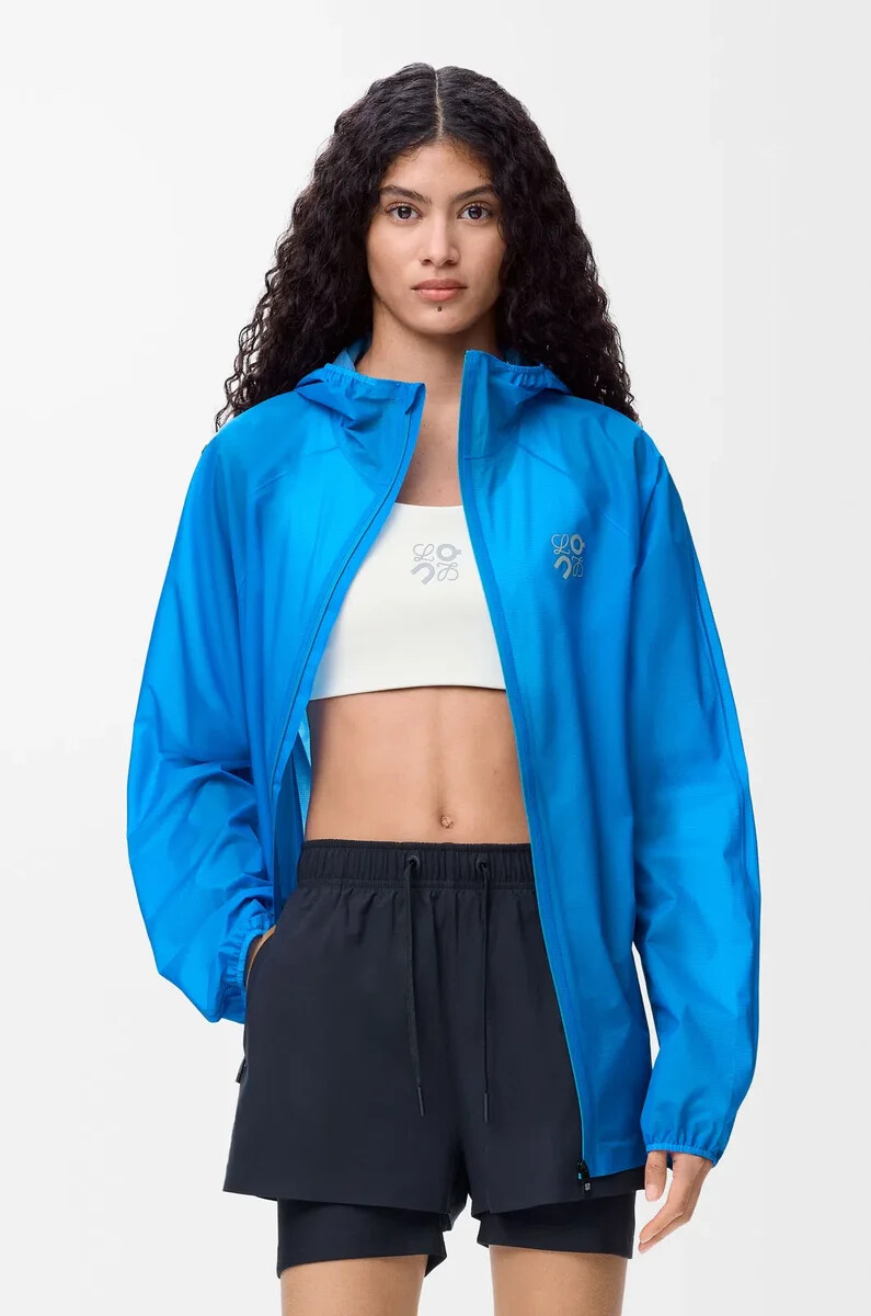 chaqueta ultra en tejido técnico azul