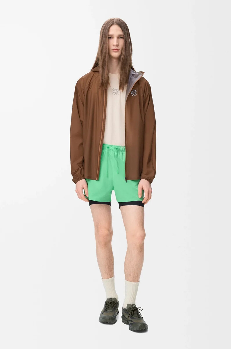 chaqueta ultra en tejido técnico toffee