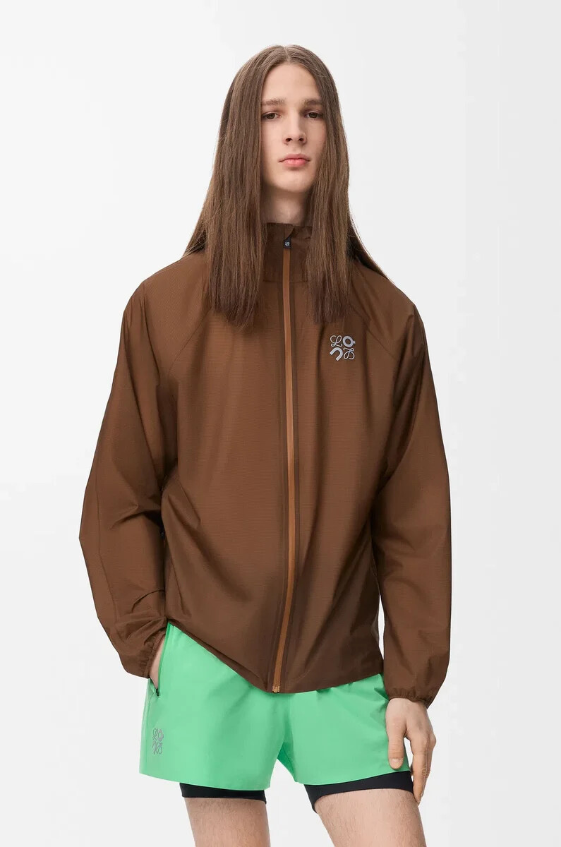 chaqueta ultra en tejido técnico toffee