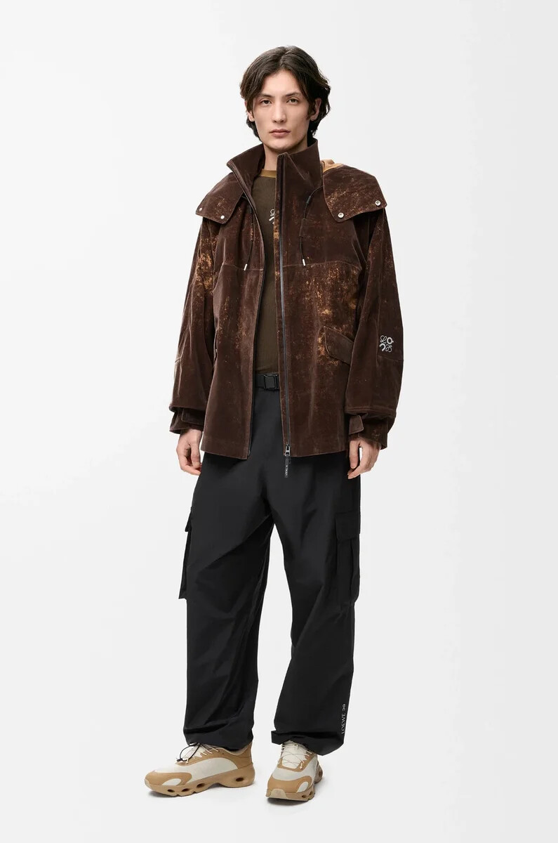 chaqueta en tejido técnico flocado marrón chocolate