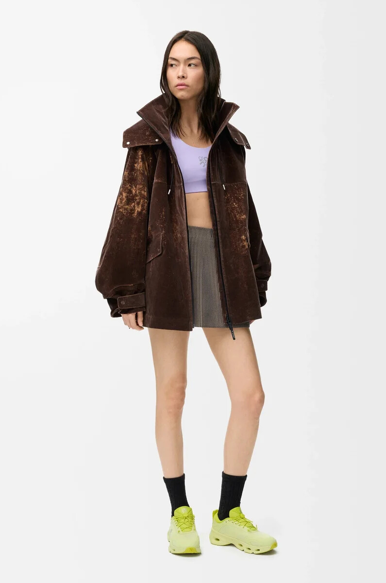 chaqueta en tejido técnico flocado marrón chocolate