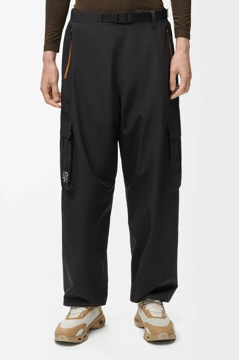 pantalón cargo en tejido técnico negro