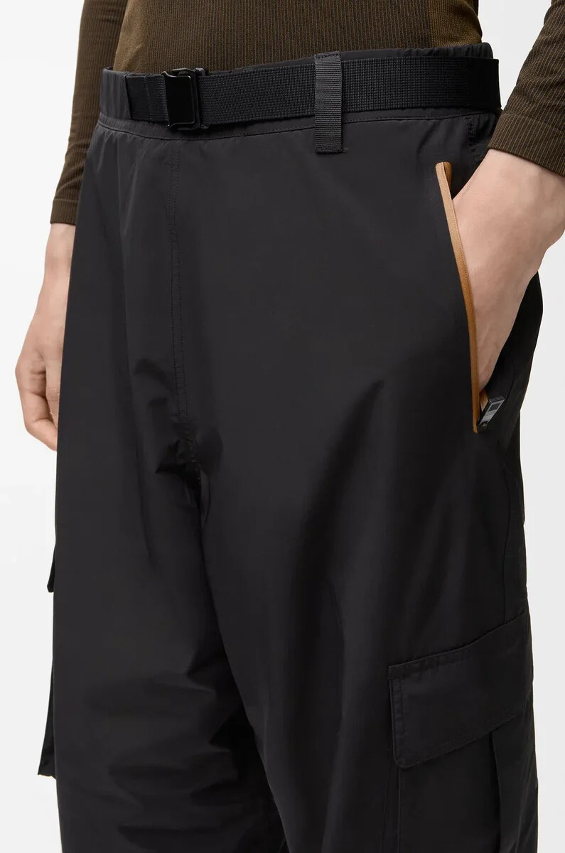 pantalón cargo en tejido técnico negro
