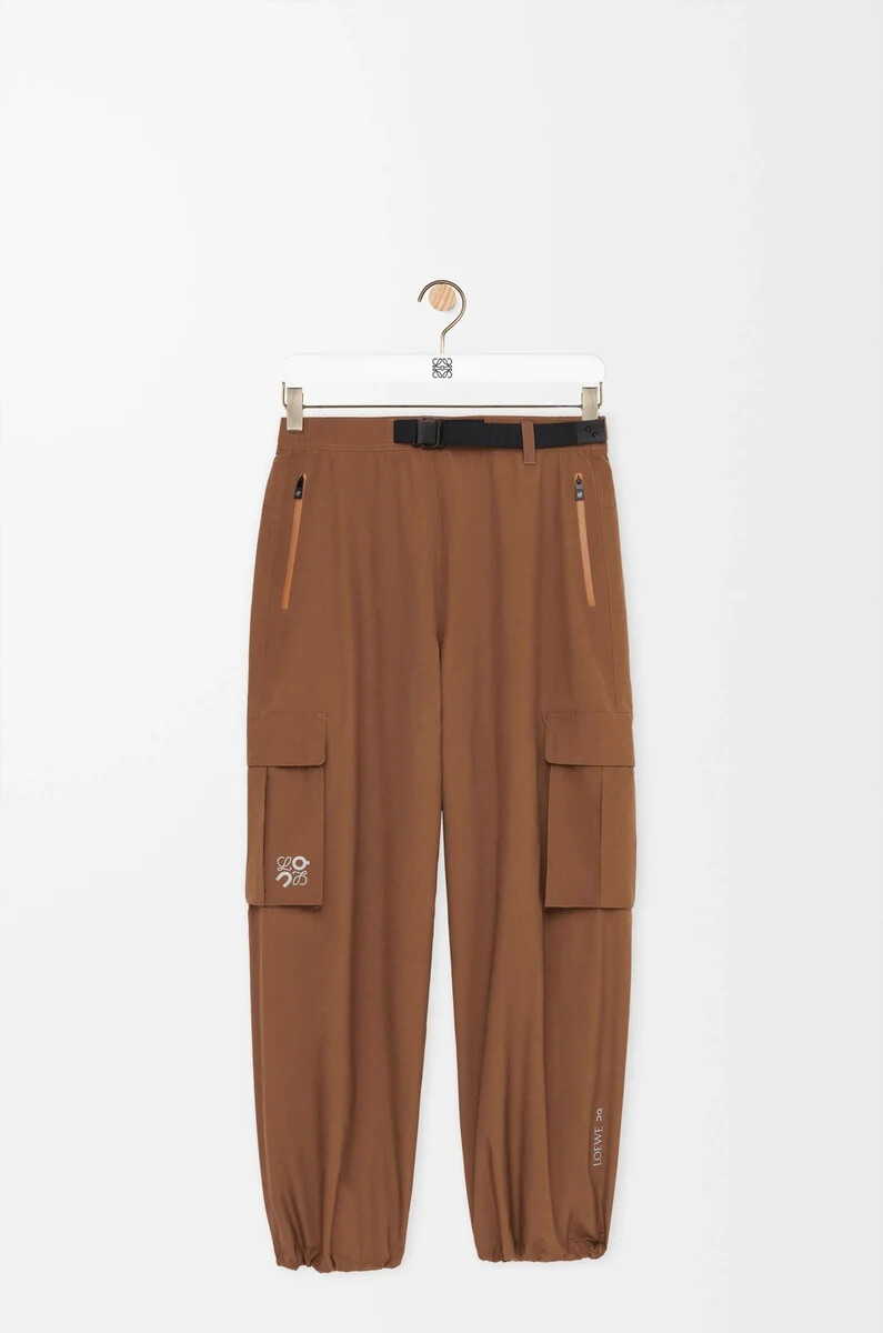 pantalón cargo en tejido técnico toffee