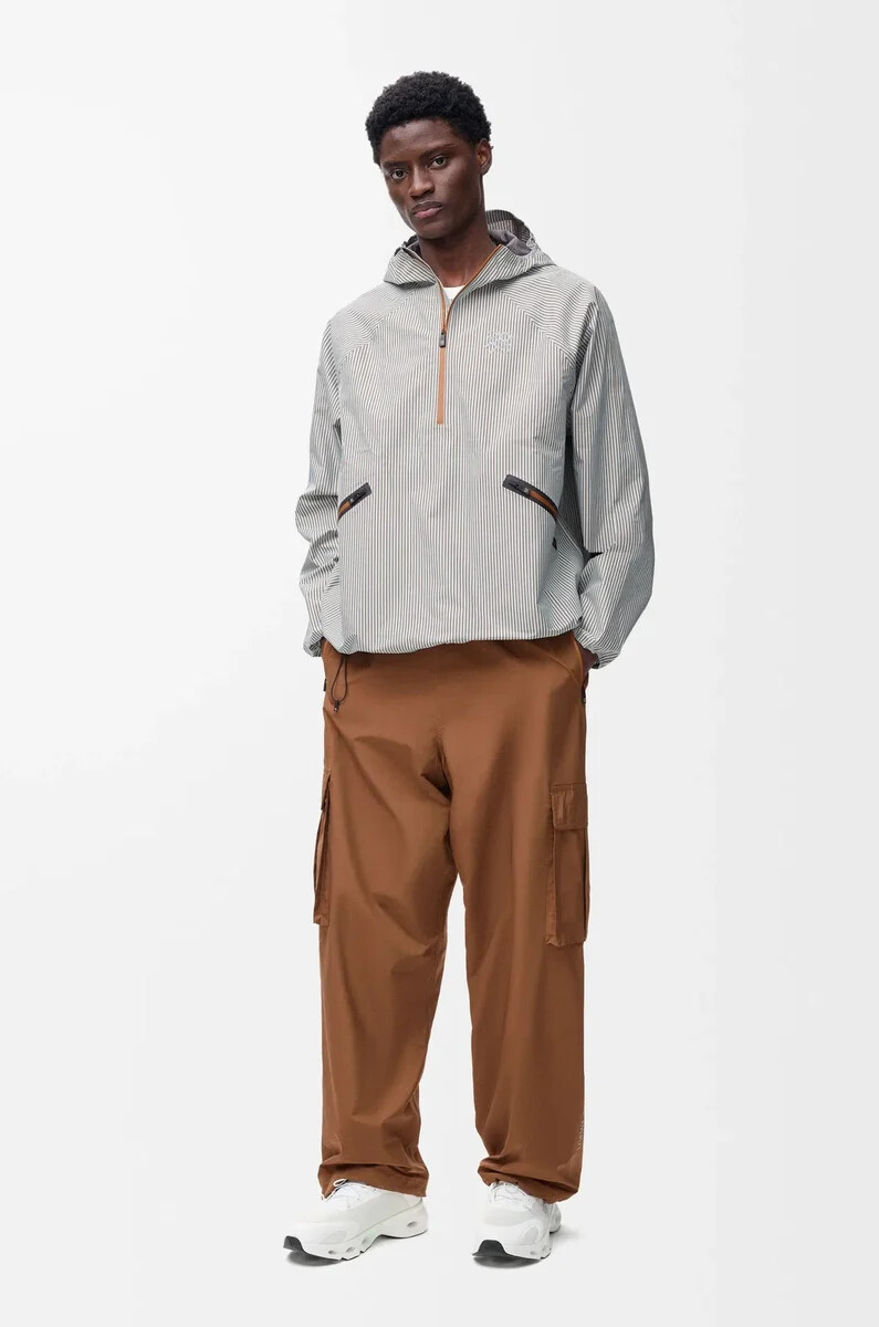 pantalón cargo en tejido técnico toffee