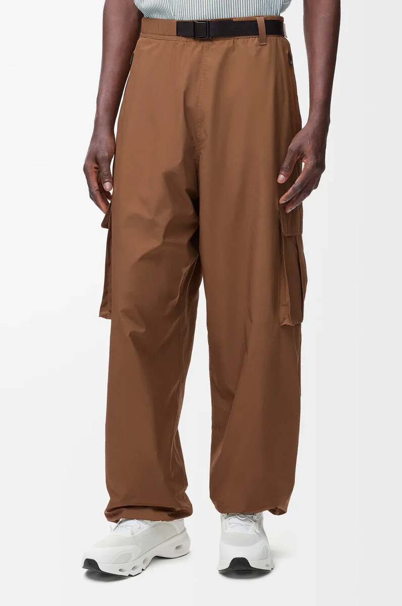 pantalón cargo en tejido técnico toffee