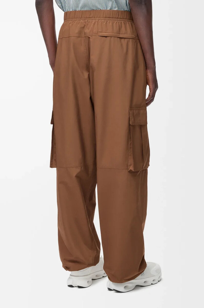 pantalón cargo en tejido técnico toffee