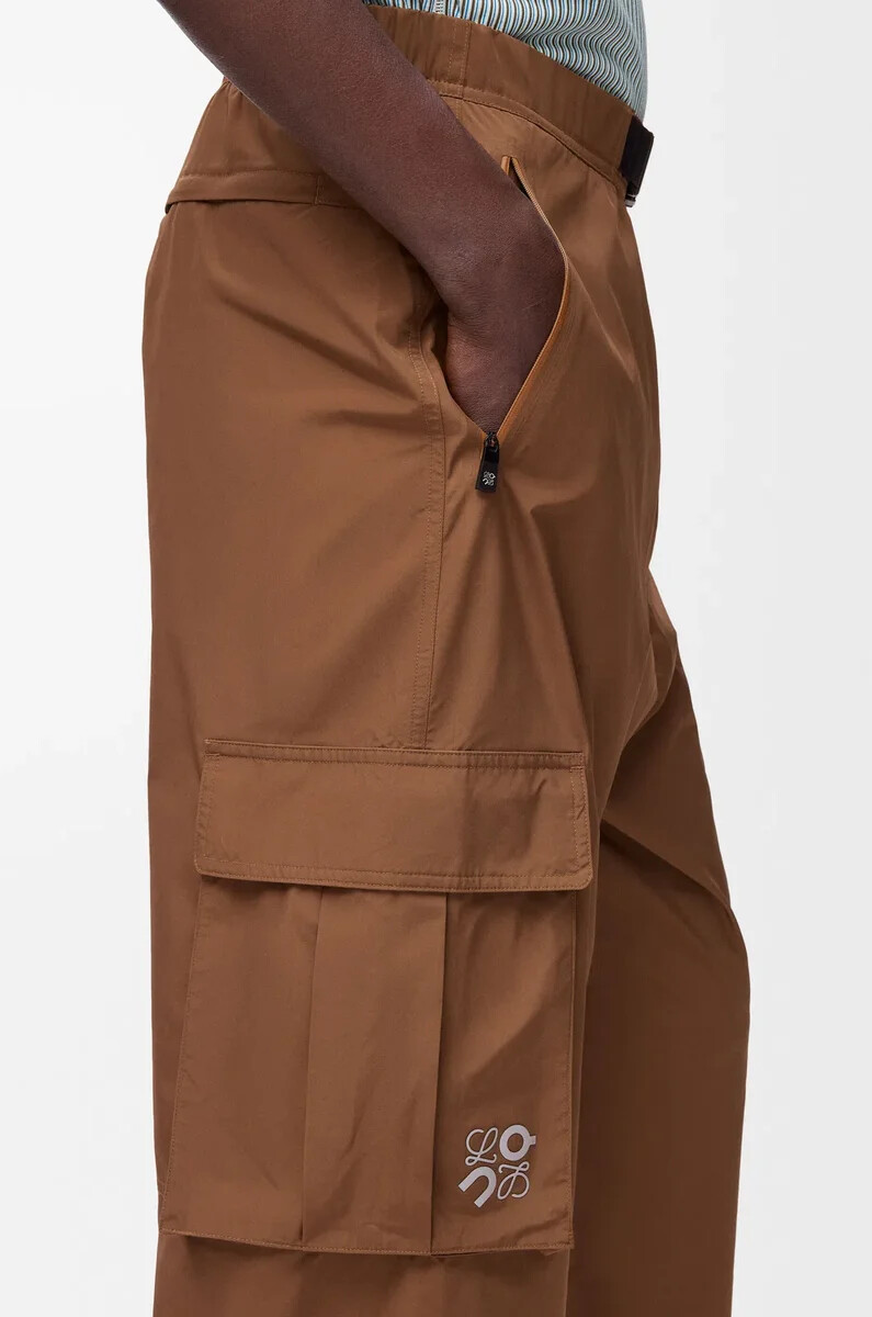pantalón cargo en tejido técnico toffee