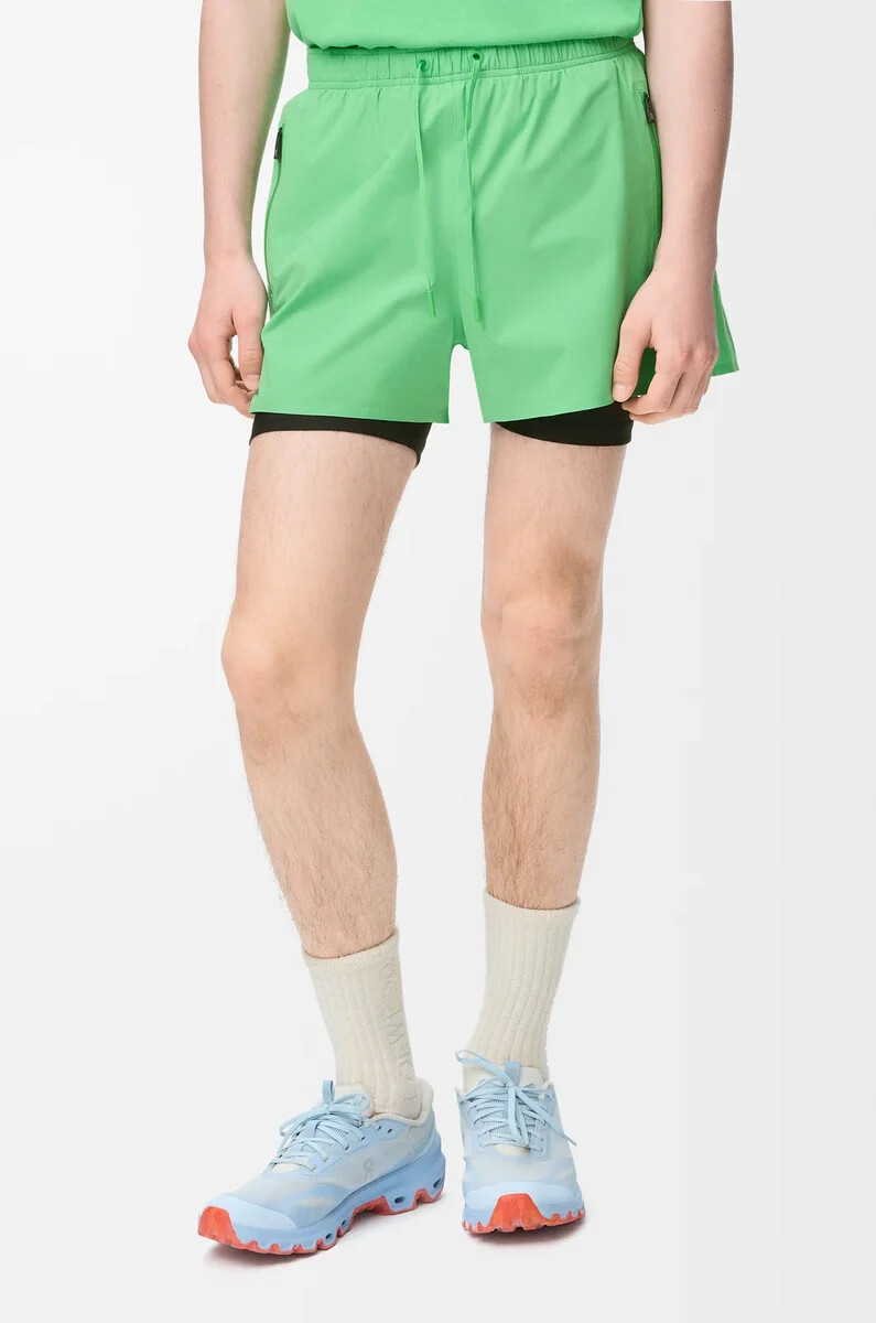 pantalones cortos de rendimiento en tejido técnico verde