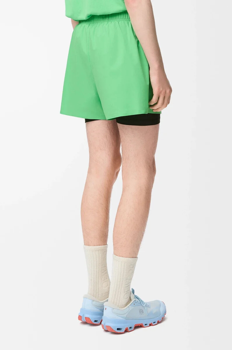 pantalones cortos de rendimiento en tejido técnico verde
