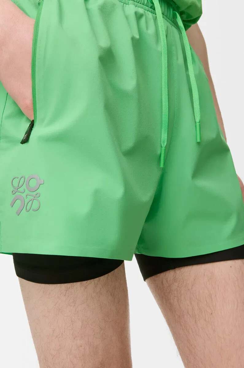 pantalones cortos de rendimiento en tejido técnico verde