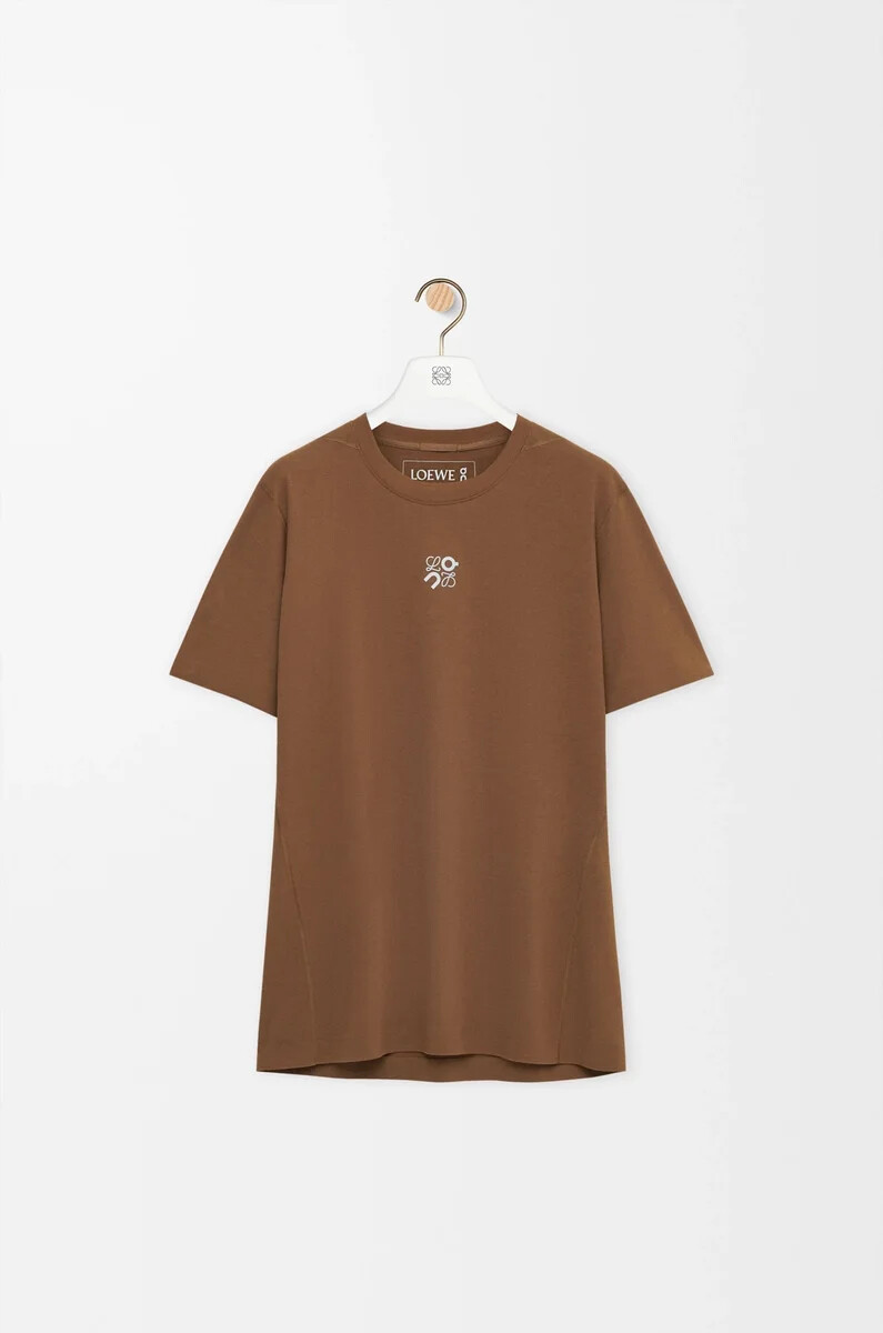 camiseta deportiva en jersey técnico toffee