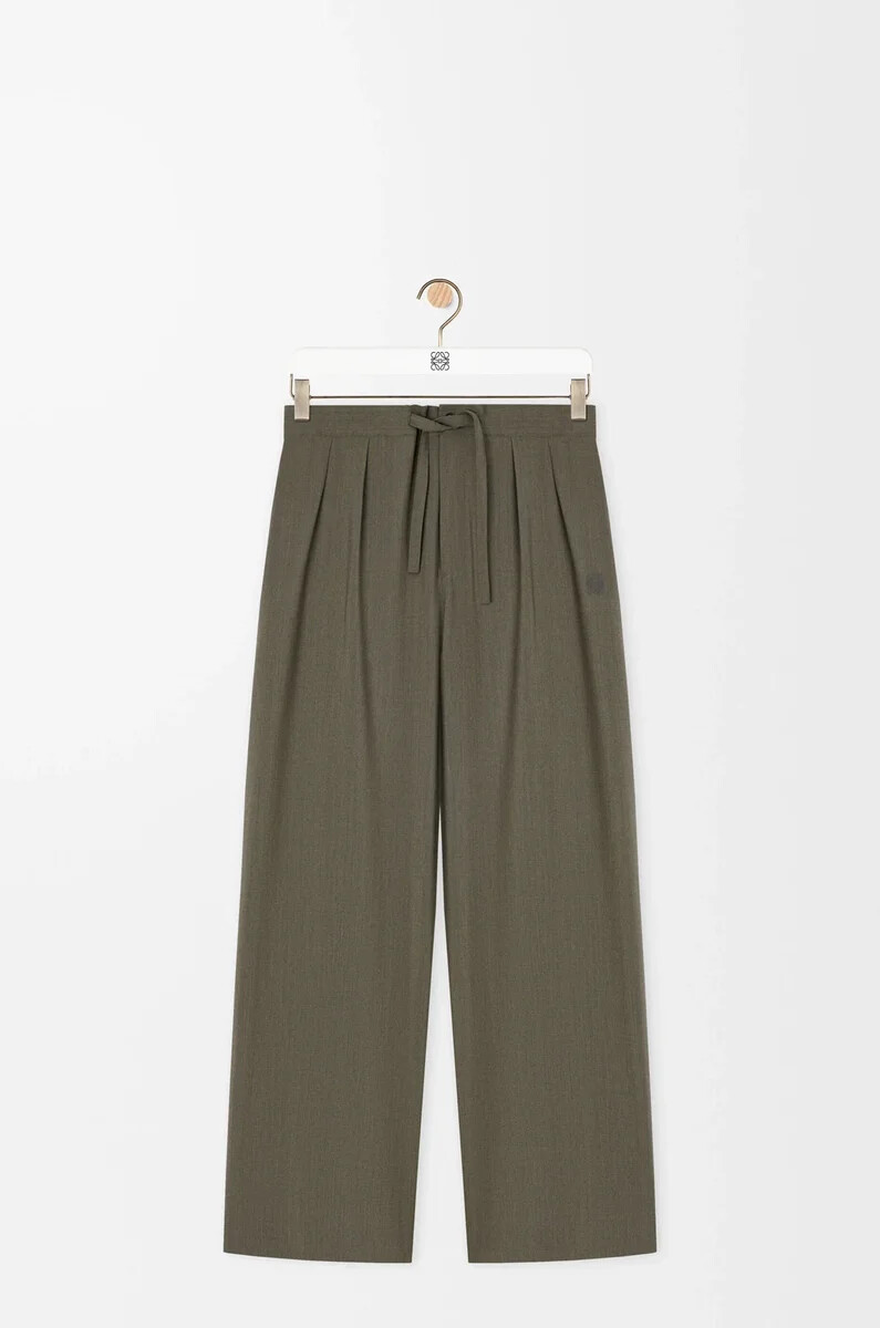 pantalón con cordón en lana verde caqui
