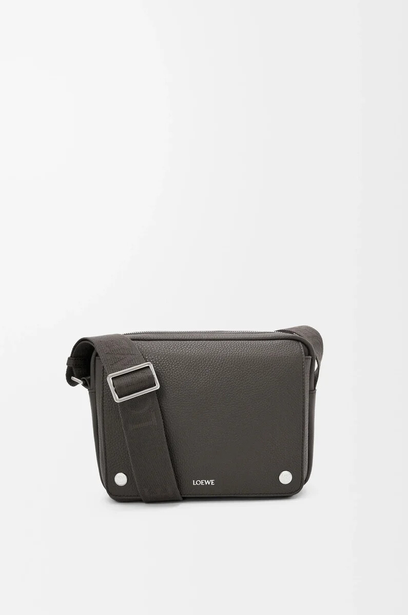 bolso bandolera mediano pebble de piel de becerro granulada flexible color gris oscuro