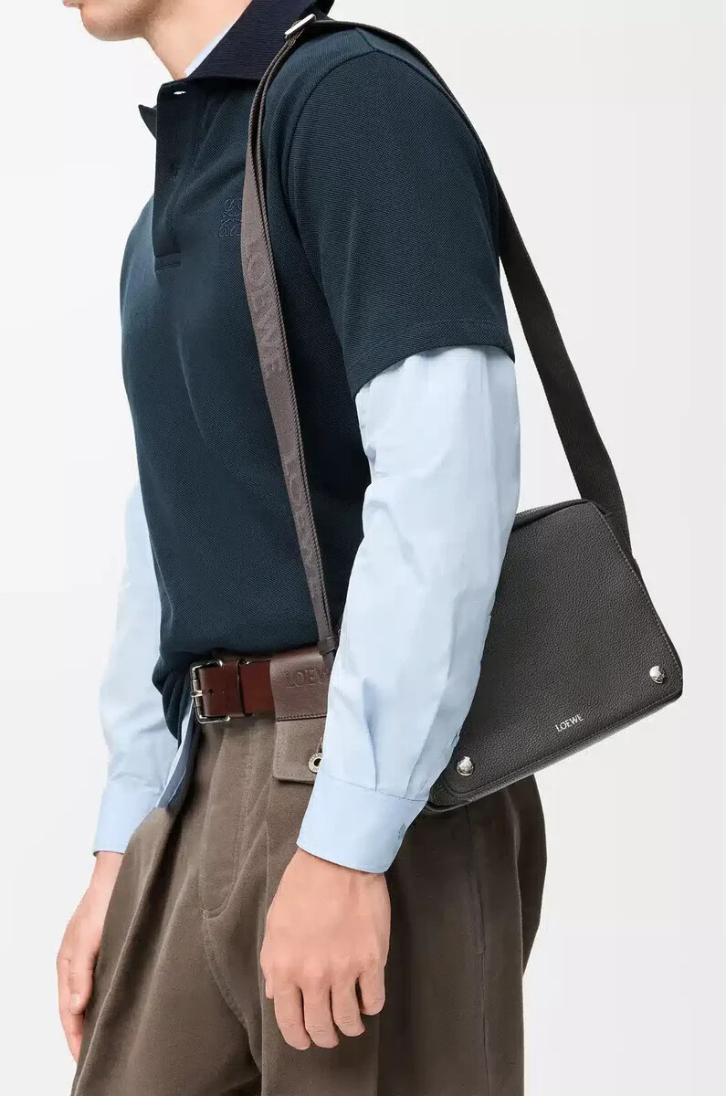 bolso bandolera mediano pebble de piel de becerro granulada flexible color gris oscuro