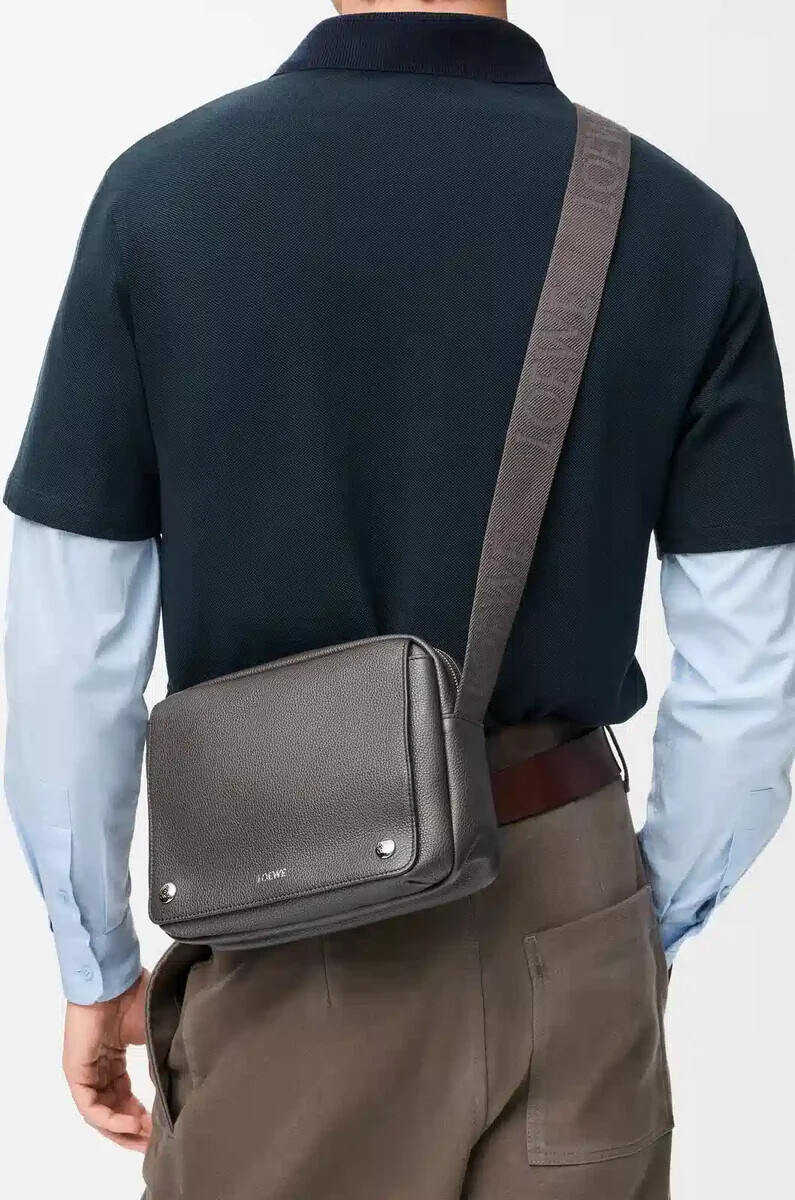 bolso bandolera mediano pebble de piel de becerro granulada flexible color gris oscuro