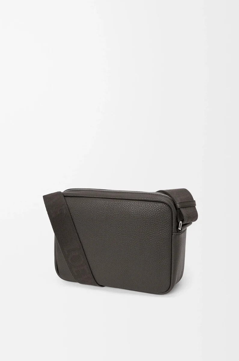 bolso bandolera mediano pebble de piel de becerro granulada flexible color gris oscuro