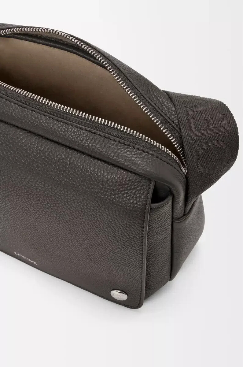 bolso bandolera mediano pebble de piel de becerro granulada flexible color gris oscuro