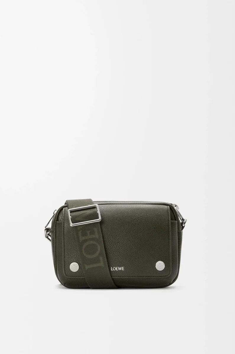 bolso bandolera pequeño pebble de piel de becerro granulada flexible color caqui oscuro