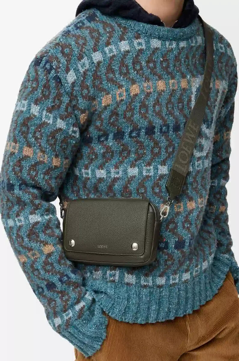bolso bandolera pequeño pebble de piel de becerro granulada flexible color caqui oscuro